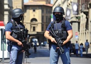 Pattuglia della polizia in tenuta antiterrorismo in piazza della Repubblica, Firenze, 7 luglio 2015. ANSA/MAURIZIO DEGL'INNOCENTI