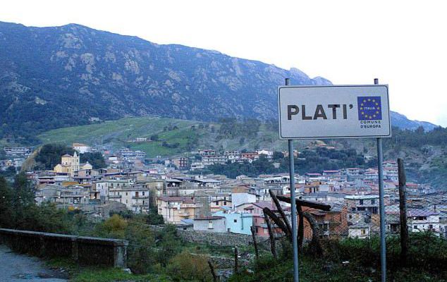 D'ATENA/LAPRESSE/GLOBE PHOTOS 11/17/2003 PLATI,CALABRIA WAR TO THE MAFIA CLANS TODAY MORE THAN 100 PEOPLE ARRESTED IN PLATI ,A SMALL TOWN IN SOUTHERN ITALY,DOMINATED BY THE MAFIA