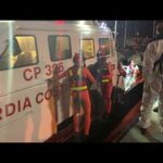 Brancaleone, una barca a vela carica di migranti si incaglia a 100 metri dalla riva- video