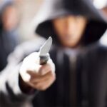 Uomo accoltellato in pieno centro a Reggio Calabria: 44enne colpito con nove fendenti da un gruppo di ragazzini