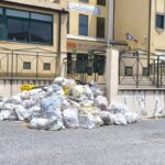 “SiAmo Bovalino”     COMUNICATO STAMPA  DAVANTI AL LICEO, LA LEZIONE PIÙ DURA: QUELLA DELL’INCURIA
