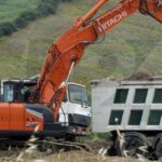 Furto di inerti dell’alveo del fiume, buca usata come discarica: tre arresti