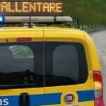Tir si ribalta sulla statale, carico invade la strada. Traffico bloccato