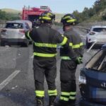 Due incidenti in mezzora sulla Due Mari: otto feriti, c’è anche un bimbo
