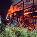 Autobus della scuola guida va a fuoco sulla statale, illesi istruttore e allievo