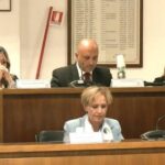 Siderno, il Consiglio comunale dice no alla violenza. Ferma condanna per l’aggressione a un giovane e l’intimidazione al presidente Lurasco